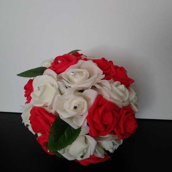 Bouquet of red and white foam roses, wedding bouquet, bouquet of XV years. - Picture 11 of 14